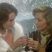 Assassinio sull'Orient Express: Jacqueline Bisset e Lauren Bacall in una scena del film