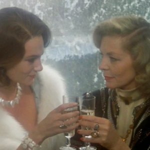 Assassinio sull'Orient Express: Jacqueline Bisset e Lauren Bacall in una scena del film