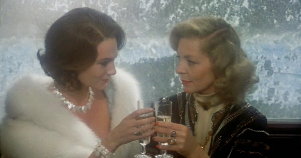 Assassinio sull'Orient Express: Jacqueline Bisset e Lauren Bacall in una scena del film