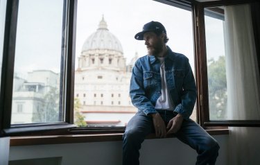 Oh, vita! Making an album: Jovanotti in un'immagine promozionale, sul set del video di 'Oh, vita!'