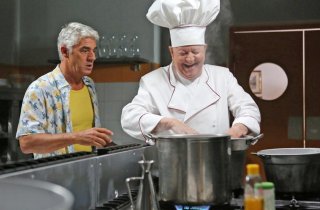 Natale da chef: Massimo Boldi e Biagio Izzo in una scena del film