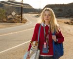 Please Stand By: Dakota Fanning nel primo trailer del film
