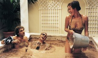 Super Vacanze di Natale: Megan Gale, Biagio Izzo e Massimo Giletti in una scena del film