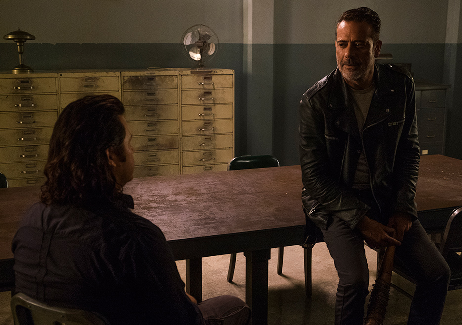 The Walking Dead: Josh McDermitt e Jeffrey Dean Morgan in una scena dell'episodio Time for After