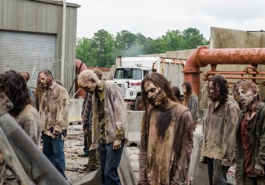 The Walking Dead: degli erranti in una scena dell'episodio Time for After