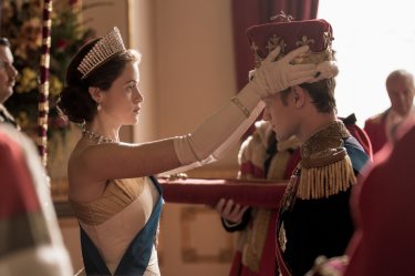 The Crown: Claire Foy e Matt Smith in una scena della seconda stagione