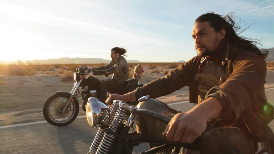 Jason Momoa in una scena di Road to Paloma