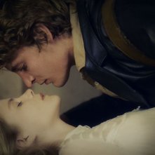 Belle Dormant - Bella addormentata: Tatiana Verstraeten e Niels Schneider in una scena del film