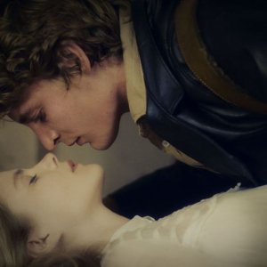 Belle Dormant - Bella addormentata: Tatiana Verstraeten e Niels Schneider in una scena del film