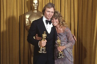 Jon Voight e Jane Fonda con gli Oscar vinti per Tornando a casa nel 1979