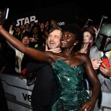 Star Wars: Gli Ultimi Jedi, Mark Hamill e Lupita Nyong'o, selfie alla premiere