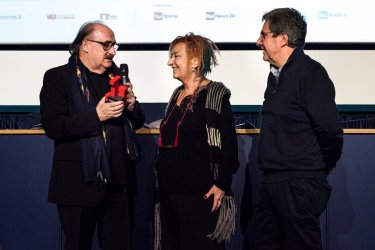 Pino Dnaggio riceve il Premio Torino da Emanuela Martini