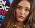La star di Tredici Katherine Langford nel cast del sci-fi Spontaneous