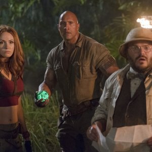 Jumanji - Benvenuti nella giungla: Karen Gillan, Dwayne Johnson e Jack Black in una scena del film