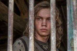 Tutti i soldi del mondo: Charlie Plummer in una scena del film
