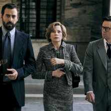 Tutti i soldi del mondo: Michelle Williams, Mark Wahlberg e Maurizio Lombardi in una scena del film