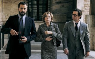 Tutti i soldi del mondo: Michelle Williams, Mark Wahlberg e Maurizio Lombardi in una scena del film