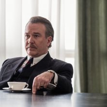 Tutti i soldi del mondo: Timothy Hutton in una scena del film