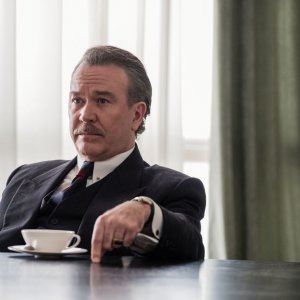 Tutti i soldi del mondo: Timothy Hutton in una scena del film