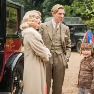 Vi presento Christopher Robin: Margot Robbie, Domhnall Gleeson e Will Tilston in una scena del film