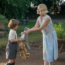 Vi presento Christopher Robin: Margot Robbie e Will Tilston in una scena del film