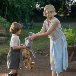 Vi presento Christopher Robin: Margot Robbie e Will Tilston in una scena del film