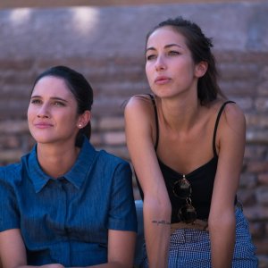 Poveri ma ricchissimi: Tess Masazza e Lodovica Comello in una scena del film