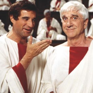 Super Vacanze di Natale: Christian De Sica e Leslie Nielsen in una scena del film