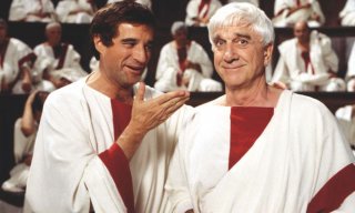 Super Vacanze di Natale: Christian De Sica e Leslie Nielsen in una scena del film
