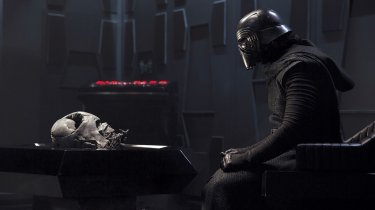 images/2017/12/15/kylo_ren_vader_helmet_chamber.jpg