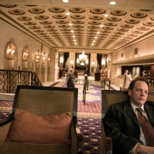 Wormwood: Peter Sarsgaard in una scena della serie