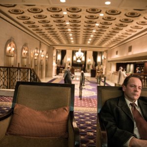 Wormwood: Peter Sarsgaard in una scena della serie