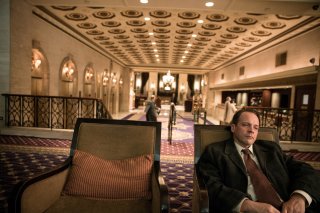 Wormwood: Peter Sarsgaard in una scena della serie
