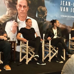 Jean-Claude Van Johnson: Jean-Claude Van Damme e e Dave Callaham in conferenza a Parigi