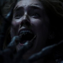 Insidious: L'ultima chiave, Spencer Locke terrorizzata in una scena del film