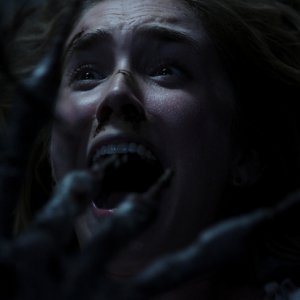 Insidious: L'ultima chiave, Spencer Locke terrorizzata in una scena del film
