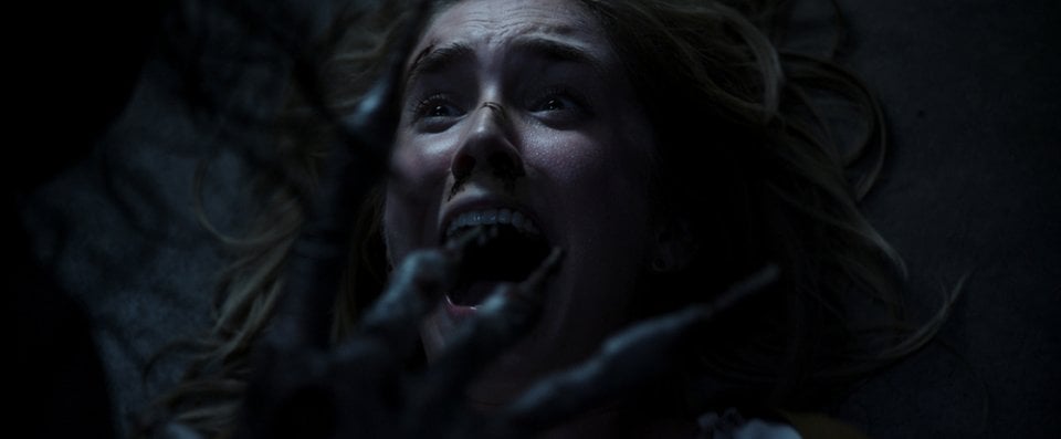 Insidious: L'ultima chiave, Spencer Locke terrorizzata in una scena del film