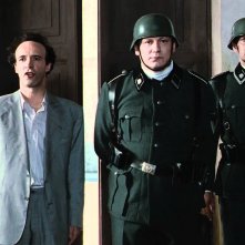 La Vita è bella: Roberto Benigni in una scena