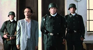 La Vita è bella: Roberto Benigni in una scena
