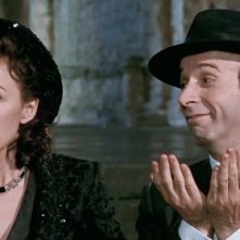 La vita è bella: Roberto Benigni e Nicoletta Braschi in una scena