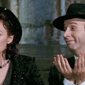 La vita è bella: Roberto Benigni e Nicoletta Braschi in una scena