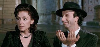 La vita è bella: Roberto Benigni e Nicoletta Braschi in una scena