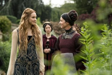 The White Princess: Suki Waterhouse e Michelle Fairley in una foto della serie