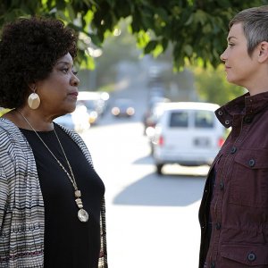 Supernatural: Loretta Devine e Kim Rhodes nell'episodio Patience