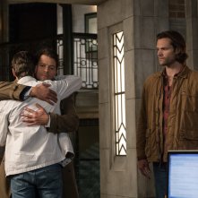 Supernatural: Misha Collins, Jared Padalecki e Alex Calvert nella stagione tredici
