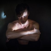 Supernatural: una scena con Alexander Calvert nella stagione tredici