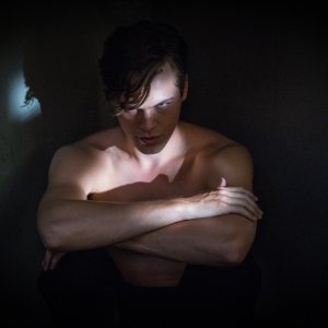 Supernatural: una scena con Alexander Calvert nella stagione tredici