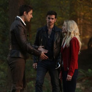 C'era una volta: Jennifer Morrison, Colin O'Donoghue e Andrew J, West in una scena della settima stagione