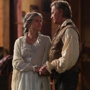 C'era una volta: una scena con Robert Carlyle e Emilie de Ravin nella settima stagione