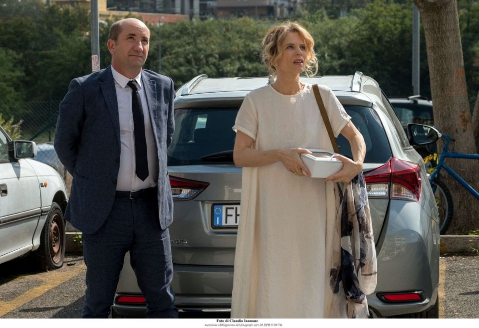 Come un gatto in tangenziale: Antonio Albanese e Sonia Bergamasco in una scena del film